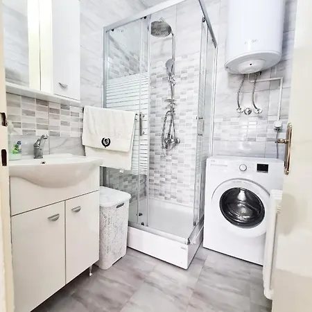 Calla: Modern In Center With Secure Parking *